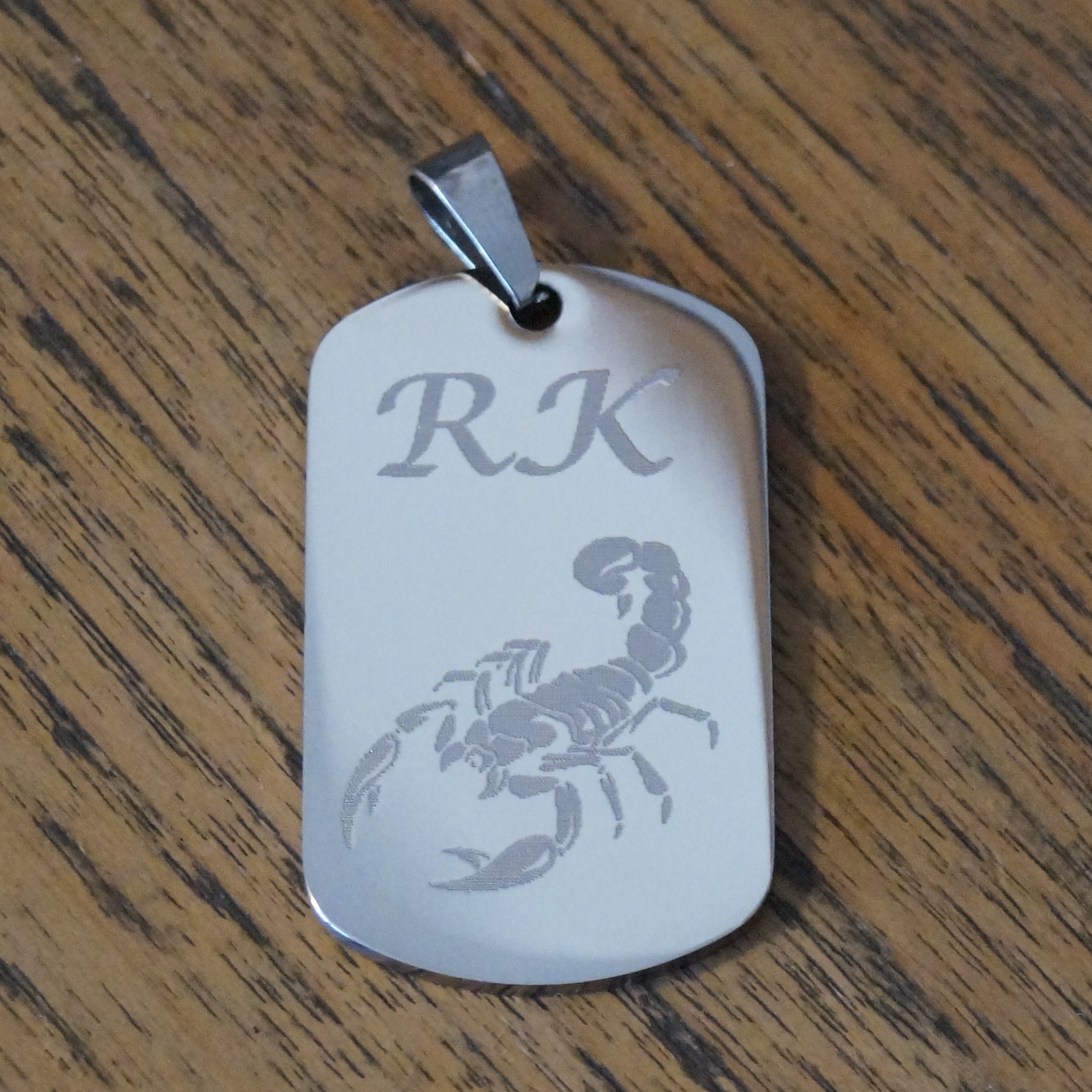 Gravírovaný monogram se znamením zvěrokruhu, přívěsek